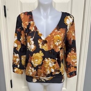 GIMMICKS by BKE Floral Cross Button 3/4 sleeve V-neck Top Shirt Blouse sz S